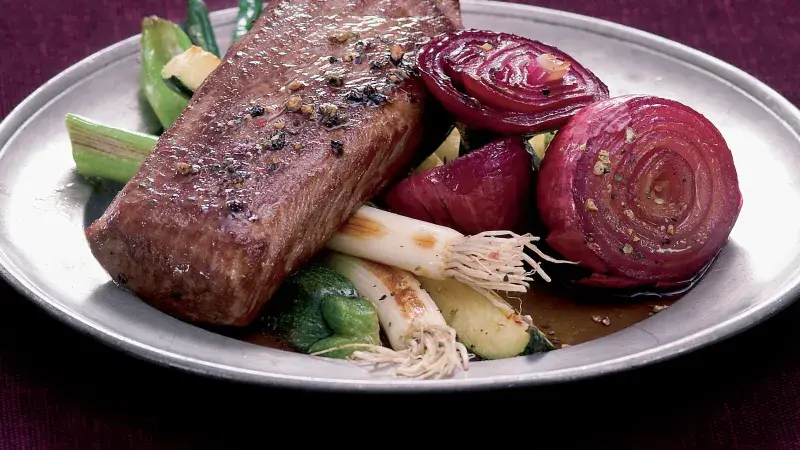 Jehněčí s krustou z javorového sirupu a pepře