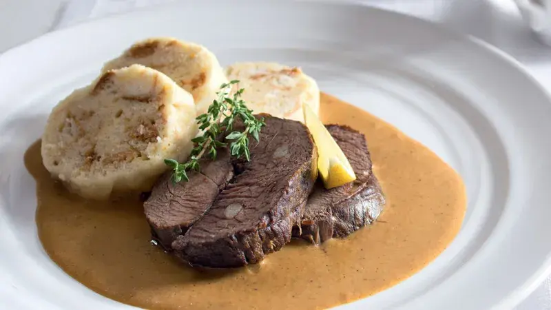 Jelení kýta na smetaně