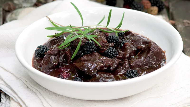 Jelení ragú s ostružinami