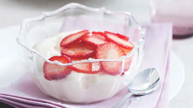 Jemný krém zdobený jahodami