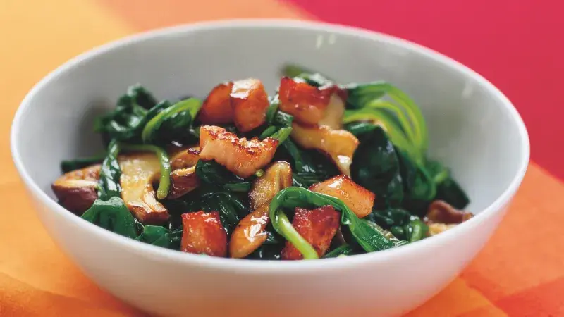 Salát z čerstvého špenátu, hub a slaniny