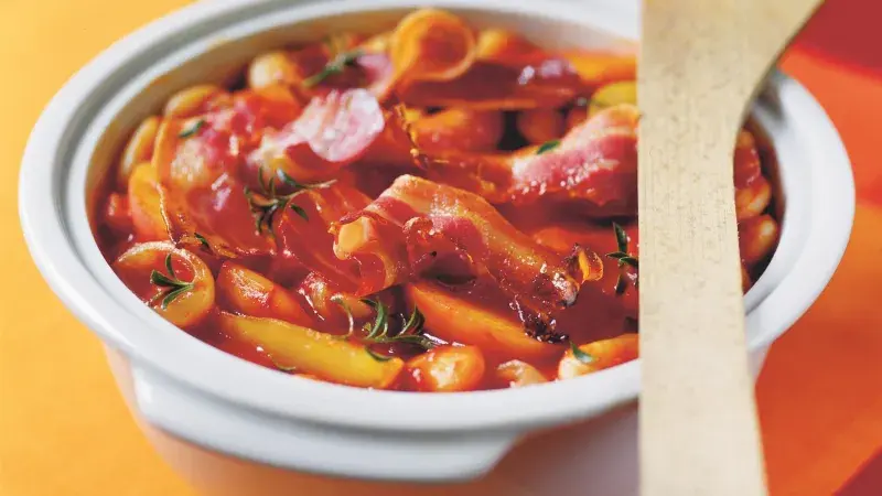 Zapečené fazole s jablky a slaninou