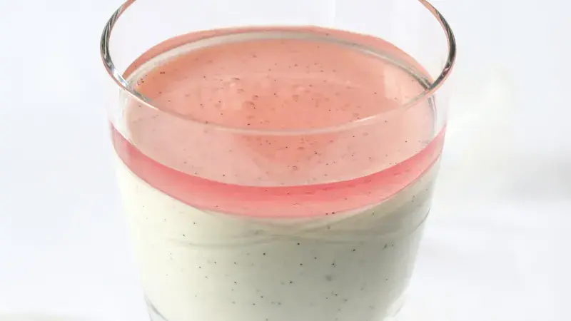 Jogurtová panna cotta s růžovým sirupem