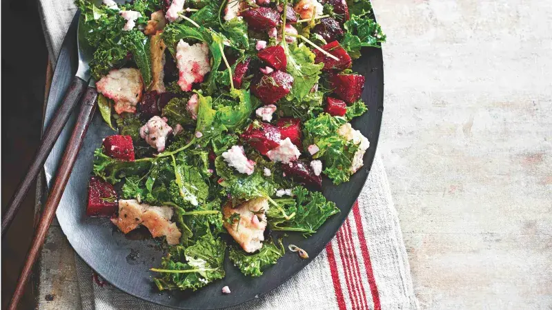 Kadeřávkovo-řepný salát s fetou