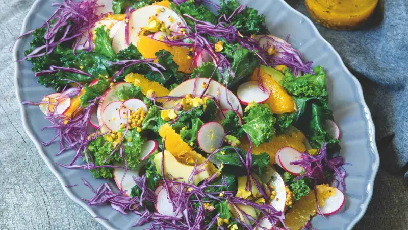 Kadeřávkový salát s jablky