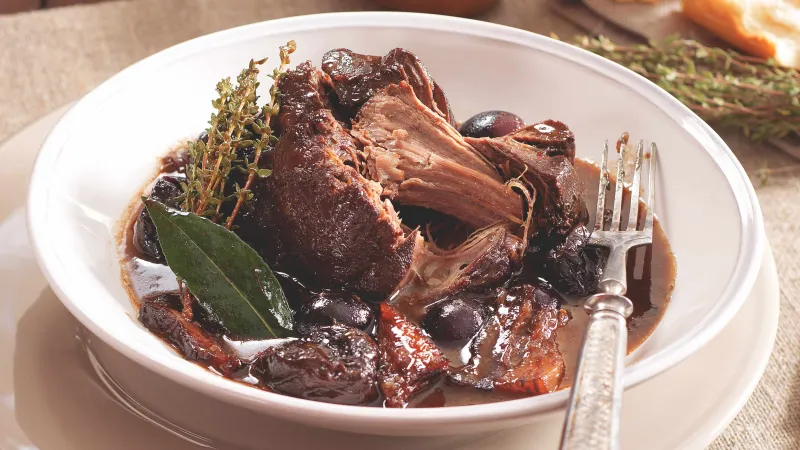 Kančí na víně se švestkami a hrozny