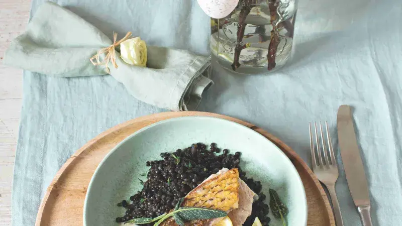 Kapr se šalvějovou omáčkou a citronovou čočkou