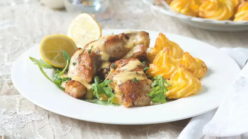 Kapr s bramborovými pusinkami a vinnou omáčkou