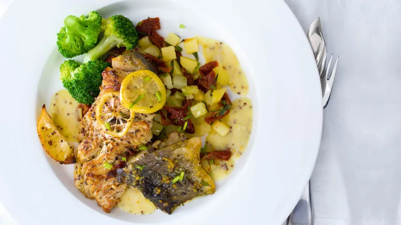 Kapr na hořčici s bramborovým salátem