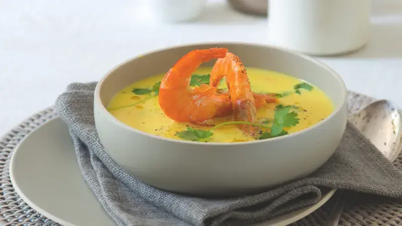 Kapří polévka s kari, ovocem & krevetami