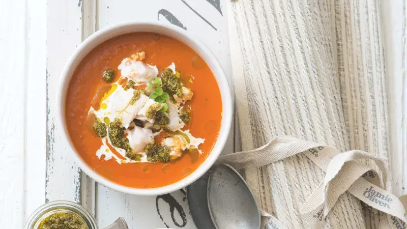 Kapří tomatová polévka s bazalkovým pestem