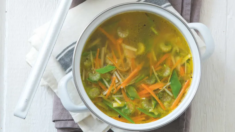 Kapří vývar se šafránem a zeleninou