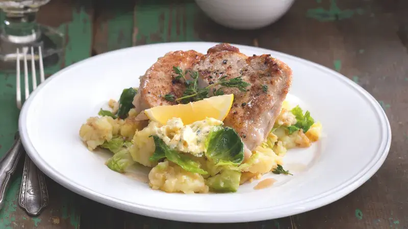 Kotleta se šťouchanými bramborami a kapustičkami