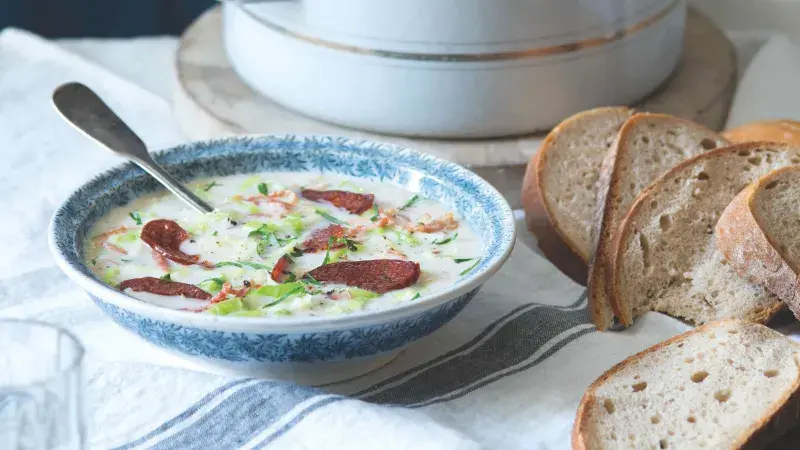 Kapustová polévka s klobásou