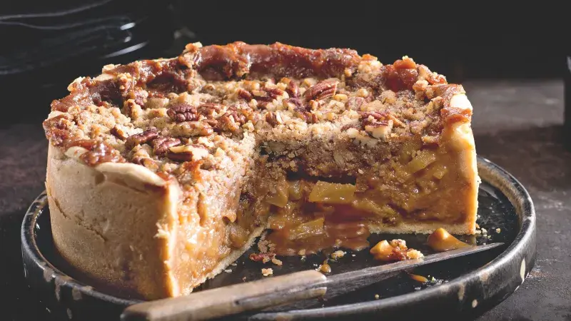 Koláč s karamelovými hruškami a pekanovou drobenkou