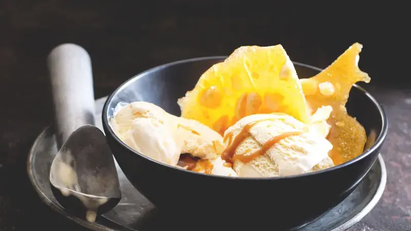 Zmrzlina s karamelem a lámaným griliášem