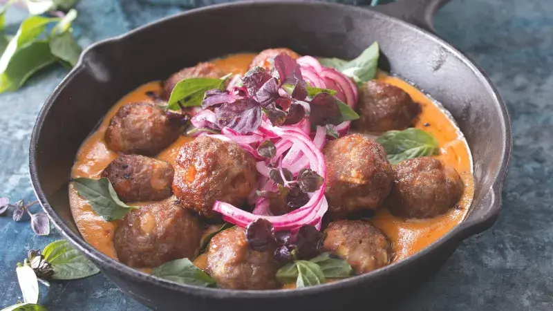 Kari s vepřovo-krevetovými masovými kuličkami