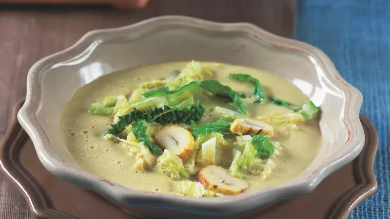 Kaštanová polévka s kapustou