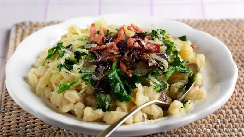 Kedlubnové zelí s haluškami a uzeným masem
