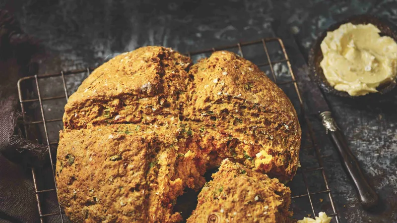 Kefírový chléb s kurkumou a jarními cibulkami