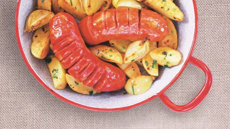 brambory s klobaskami