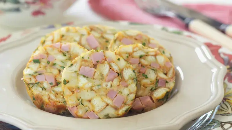 Knedlík v sáčku, podávaný se zelím