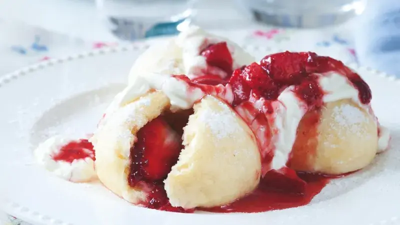 Kynuté jahodové knedlíky vařené na páře 