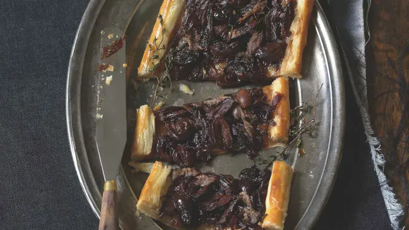 Koláč s olivami a karamelizovanou cibulí