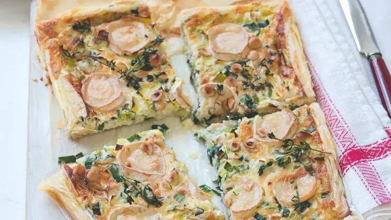 Koláč s pórkem a kozím sýrem