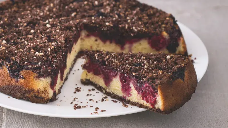 Koláč s višněmi a kakaovou drobenkou