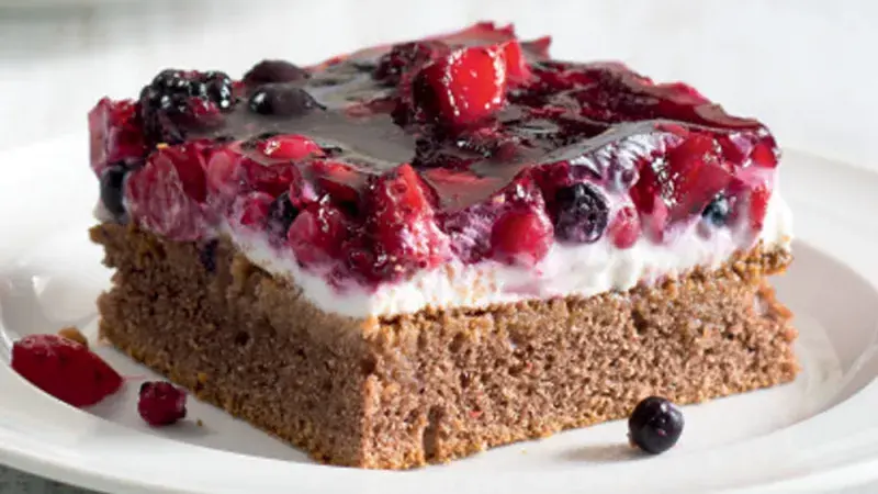 Koláč s tvarohem a ovocným želé 