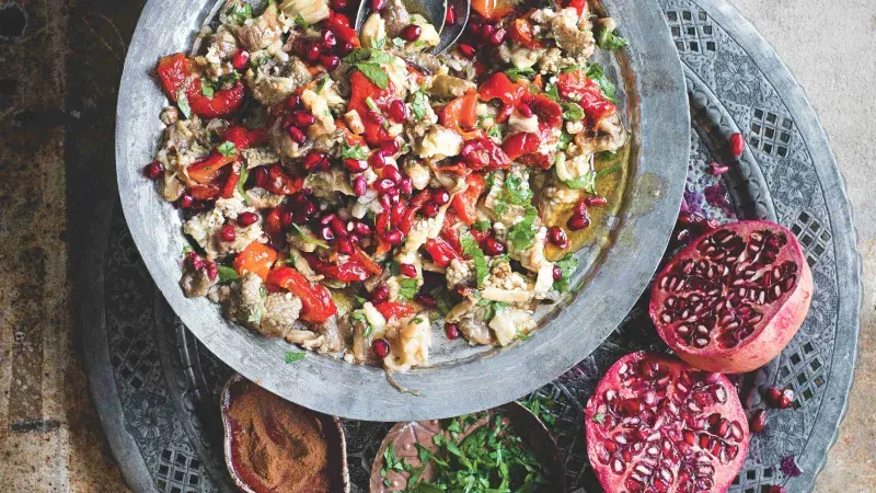 Kouřový lilek s pečenými paprikami a granátovým jablkem