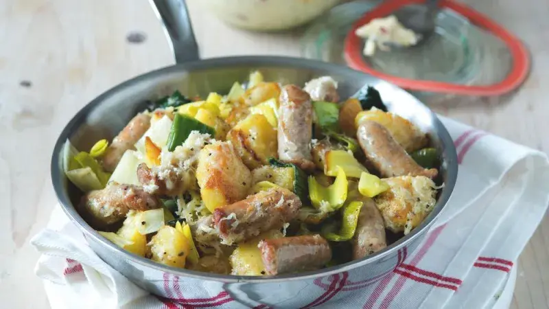 Opékané brambory s klobáskami a křenovou remuládou