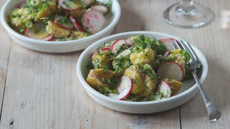 Bramborový salát s křenem a ředkvičkami