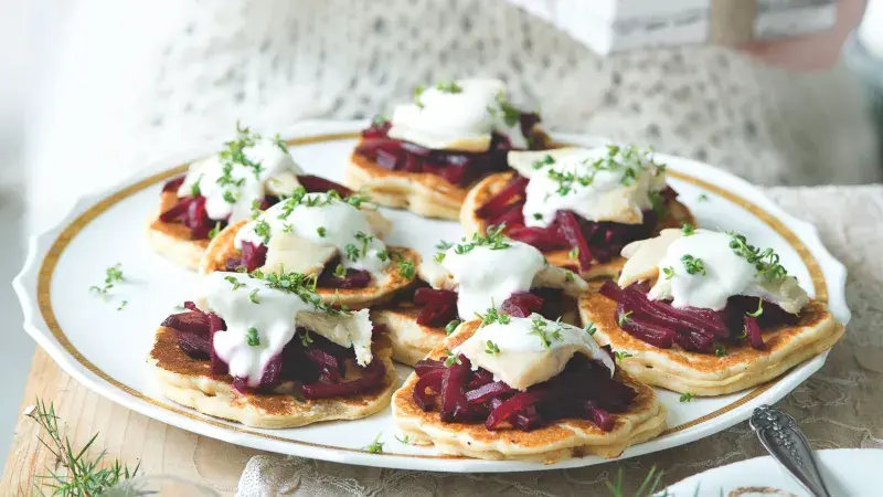 Křenové bliny s červenou řepou a uzeným pstruhem