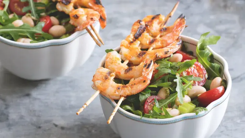 Letní fazolový salát s krevetovými špízy