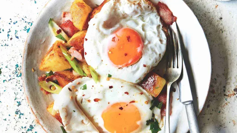 Křupavé brambory s vejci z bistra