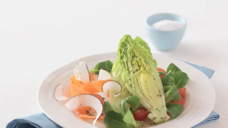 Křupavý salát s kokosovými hoblinkami