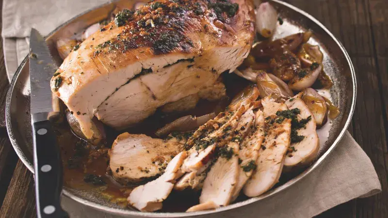 Krůtí prso pečené v podmáslí s rybízovou omáčkou