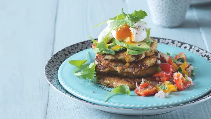 Kukuřičné placky se salsou a pošírovaným vejcem