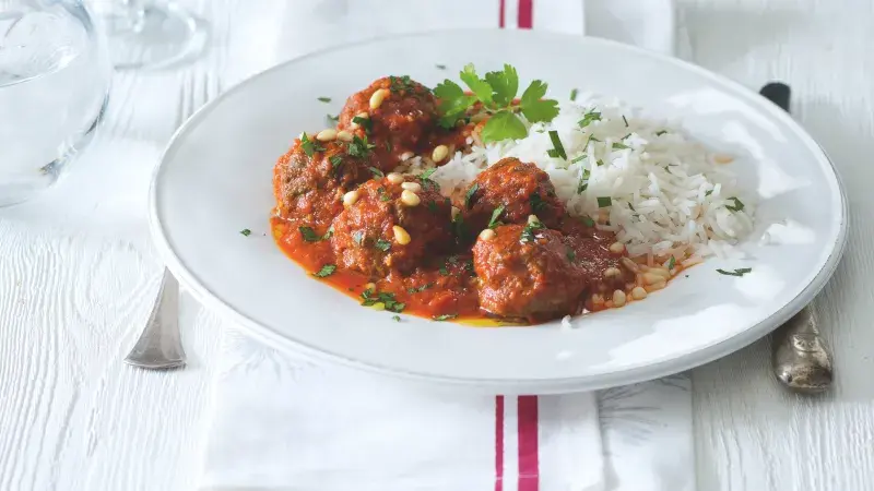 Kuličky v rajčatové omáčce s piniemi