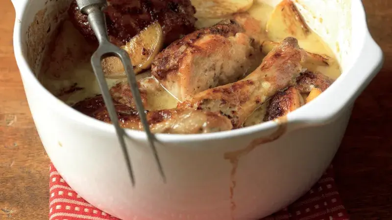 Kuře pečené na jablkách