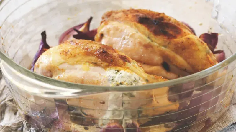 Kuře s kozím sýrem & červenou cibulí