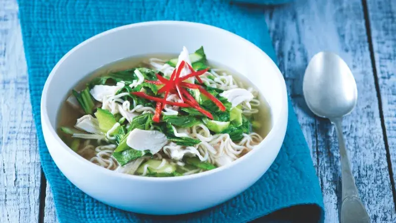 Kuřecí polévka po čínsku z asijského kuřecího vývaru