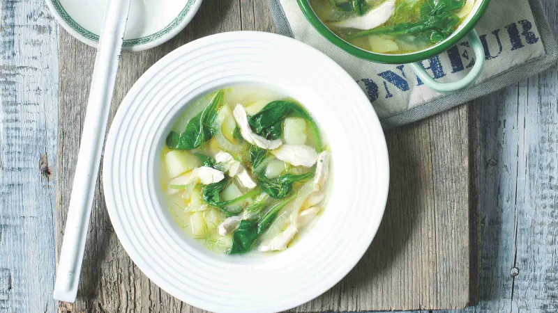 Kuřecí polévka s bramborami a špenátem