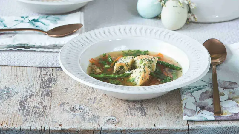 Kuřecí polévka s chřestem a svítkem