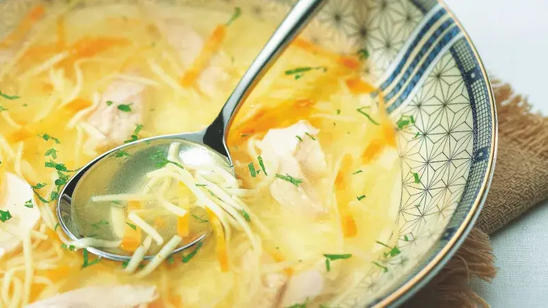 Kuřecí polévka se zeleninou a nudlemi