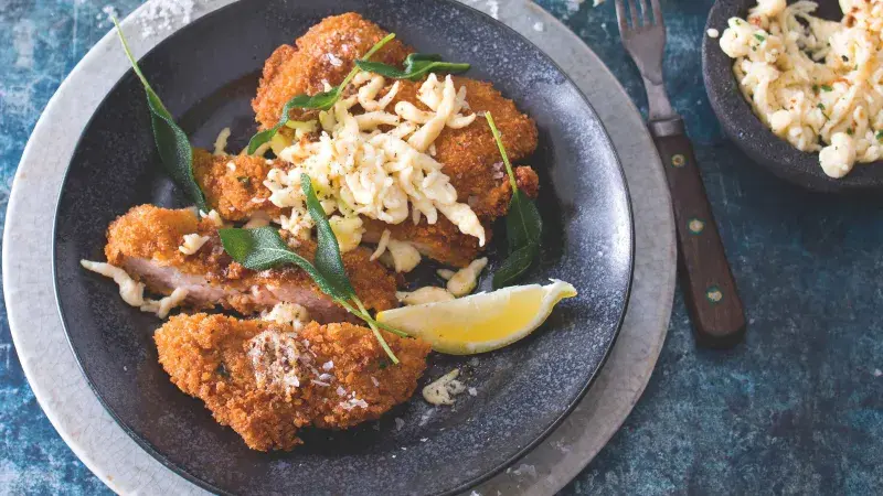 Kuřecí řízek se šalvějí a podmáslovými špeclemi