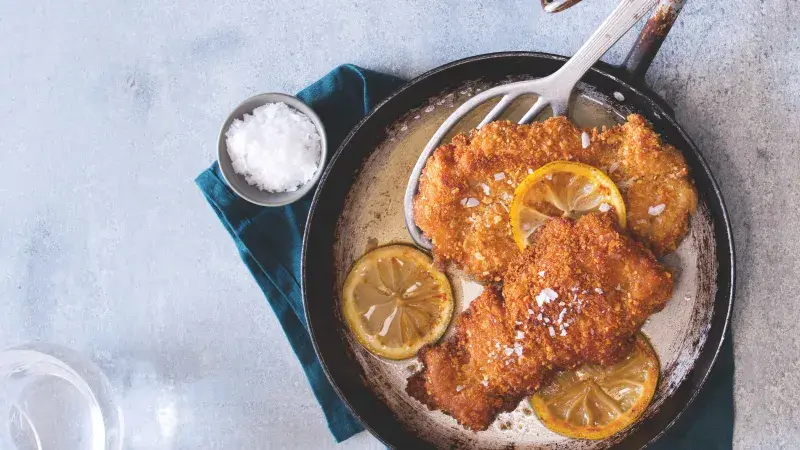 Kuřecí řízky v burákové strouhance s pažitkovými bramborami