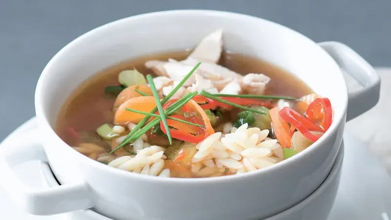 Kuřecí vývar se zázvorem, kuřetem a orzem